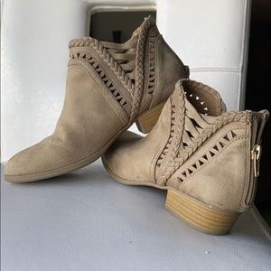 Repost 3Y taupe boots